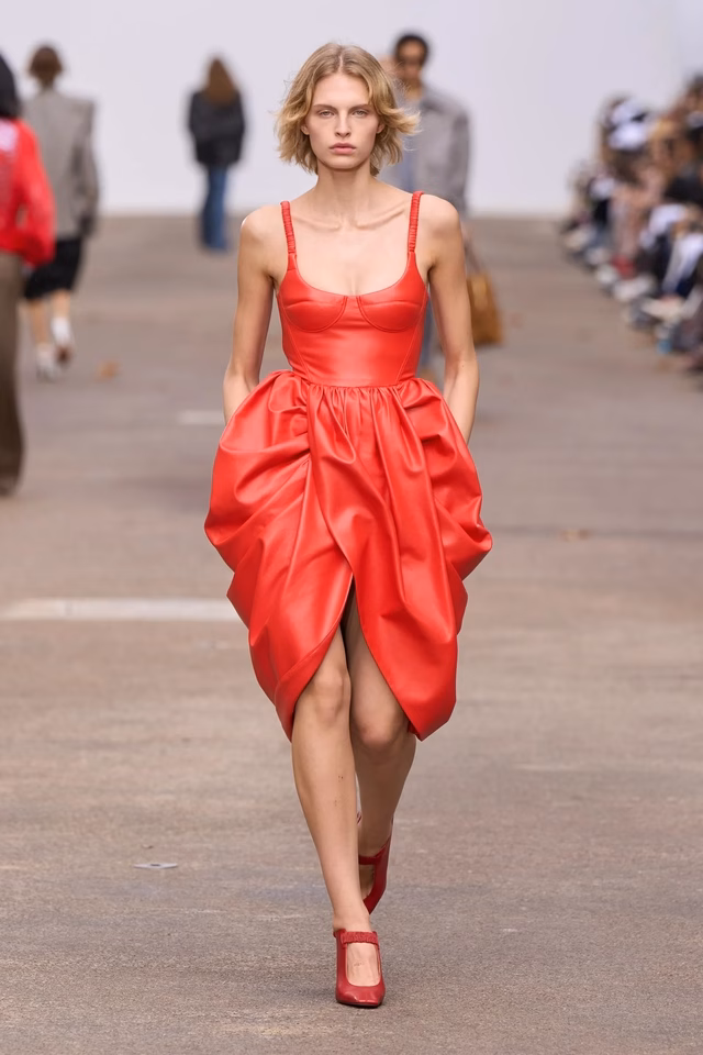 Stella McCartney trình làng trang phục màu đỏ san hô trên sàn diễn mùa hè 2025 Stella McCartney trình làng trang phục màu đỏ san hô trên sàn diễn mùa hè 2025
