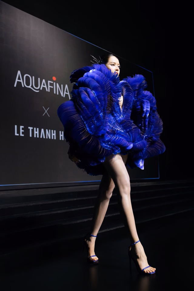 Thần thái tự tin của Thanh Thủy trên sàn diễn Thần thái tự tin của Thanh Thủy trên sàn diễn
