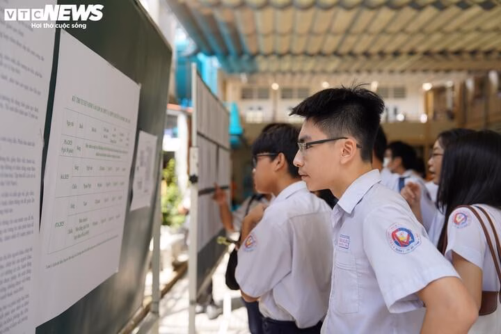 Thí sinh vào lớp 10 Thí sinh bước vào phòng thi