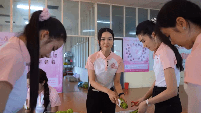 Thí sinh Hoa hậu Việt Nam nấu cơm từ thiện Thí sinh Hoa hậu Việt Nam nấu cơm từ thiện