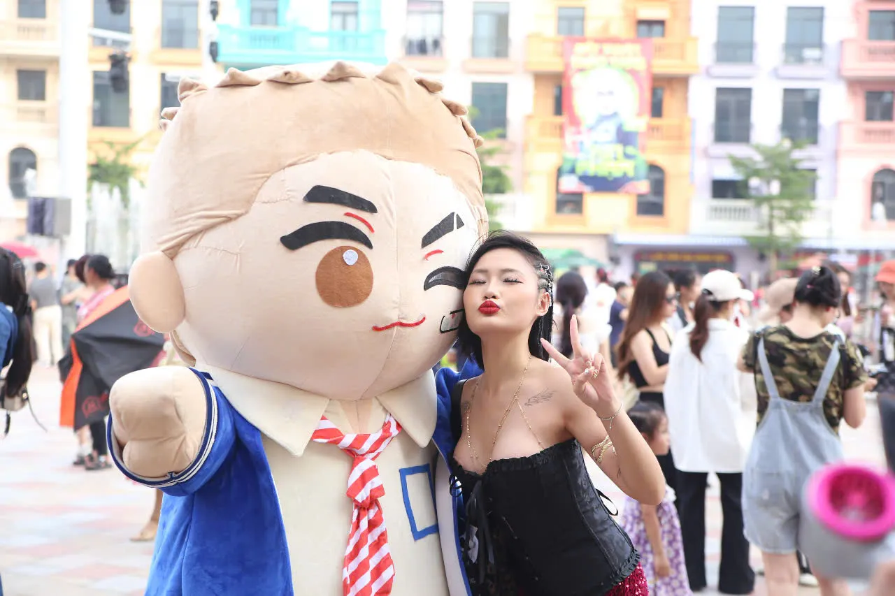Khán giả nữ mặc sexy đi xem concert