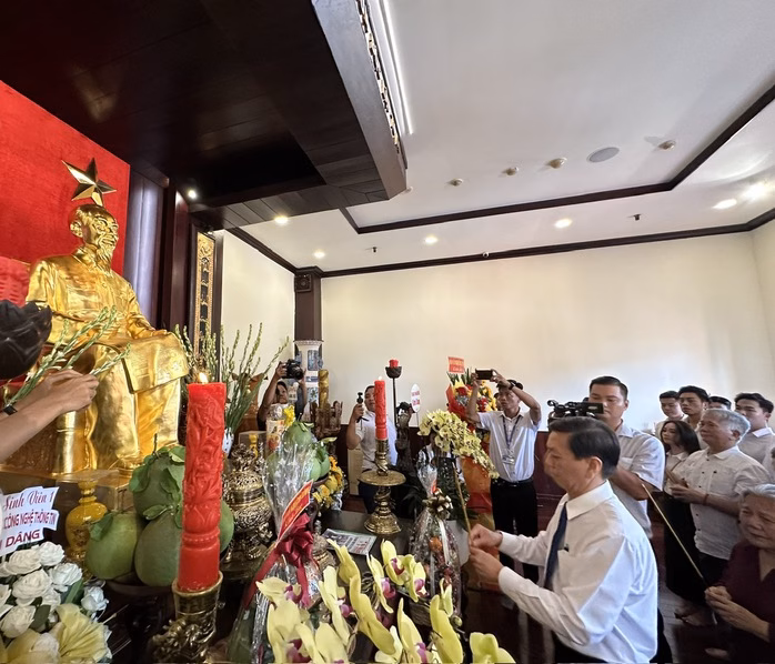 Dâng hương tại Tượng đài Bác Hơn 100 văn nghệ sĩ dâng hương tại Tượng đài Bác