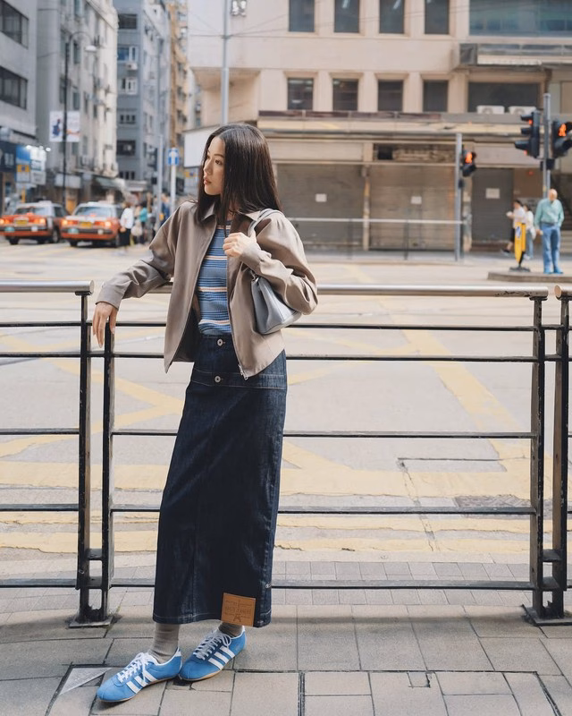 Áo khoác kaki và váy denim Áo khoác kaki và váy denim