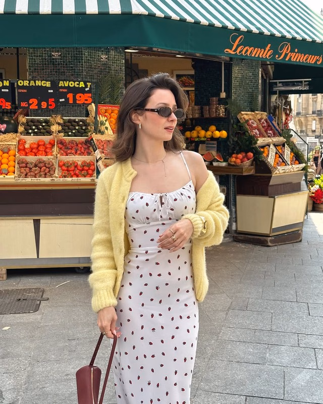 Cardigan và váy hoa Cardigan và váy hoa