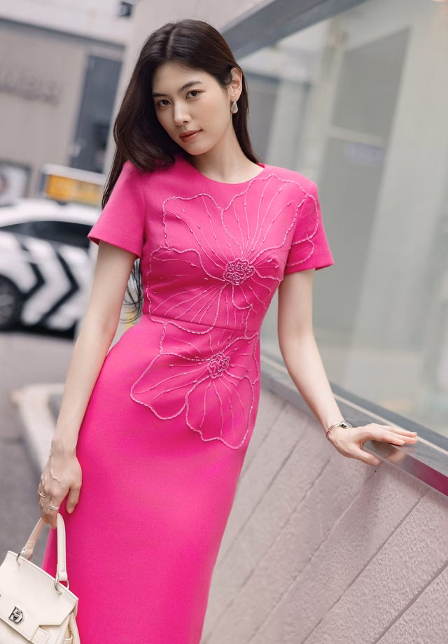 Váy midi màu hồng nổi bật