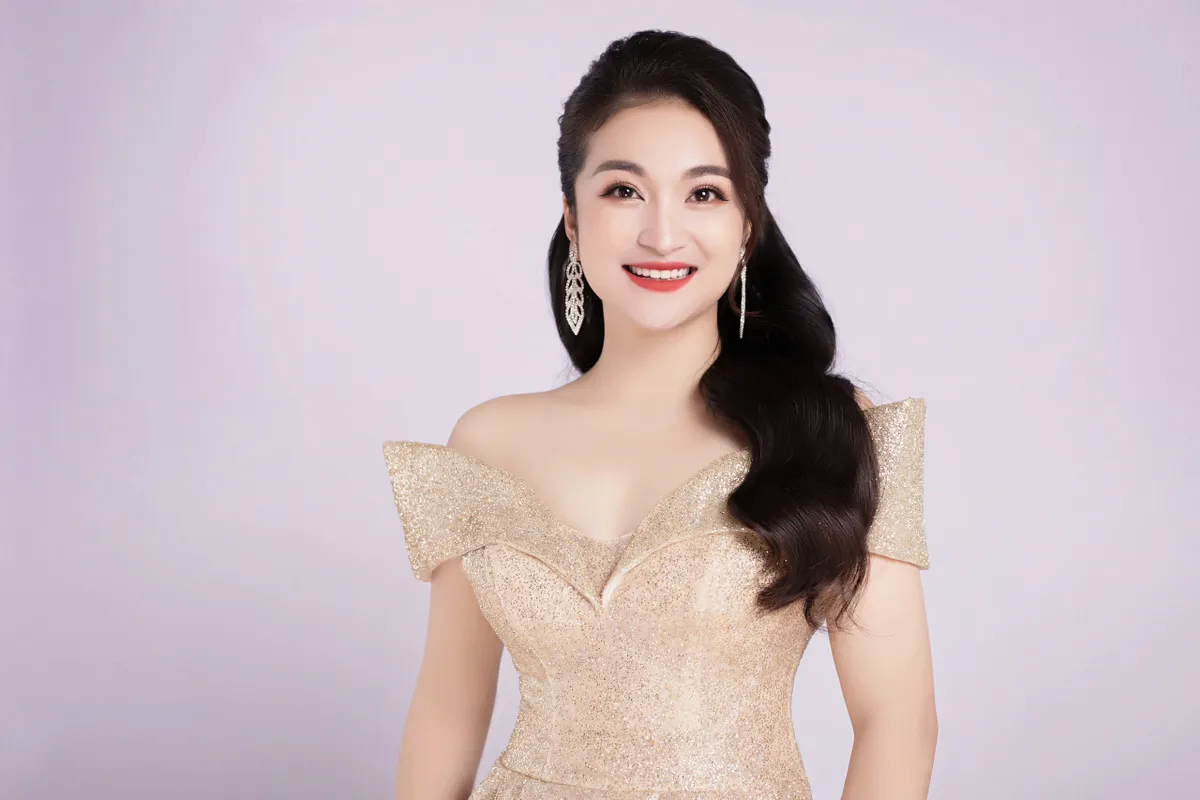 Hà Lê biểu diễn Hà Lê trên sân khấu