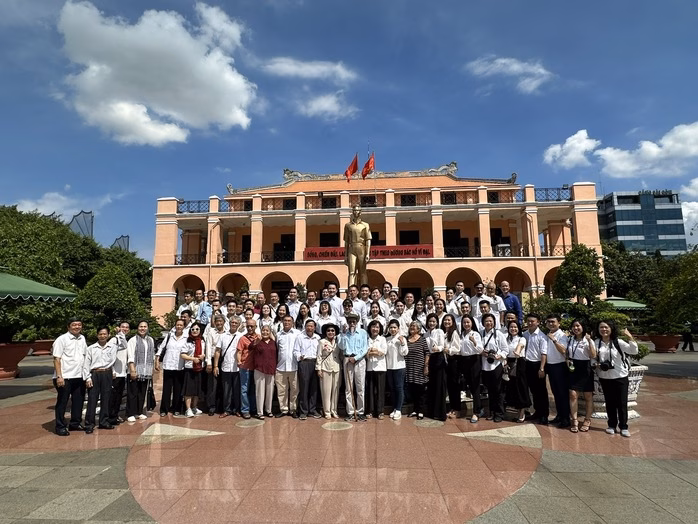 Lưu niệm tại Bảo tàng Hồ Chí Minh Đoàn văn nghệ sĩ TP HCM lưu niệm