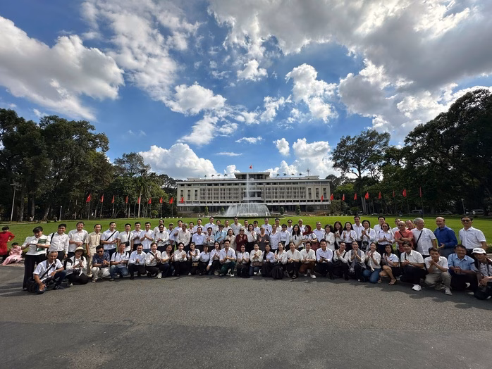 Lưu niệm tại Hội trường Thống Nhất Đoàn văn nghệ sĩ TP HCM tại Hội trường Thống Nhất