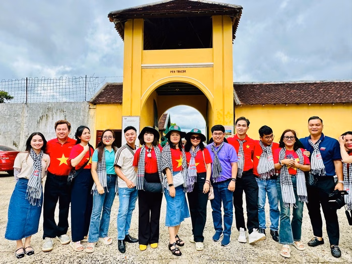 Chụp ảnh lưu niệm tại Khu di tích Đoàn văn nghệ sĩ TP HCM chụp ảnh lưu niệm tại Khu di tích Nhà đày Buôn Mê Thuột