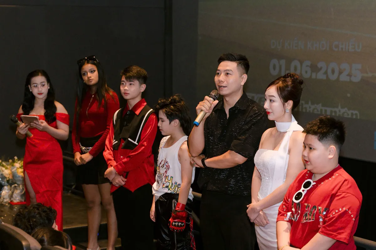 êkip diễn viên đạo diễn phim giao lưu với khán giả êkip diễn viên đạo diễn phim giao lưu với khán giả