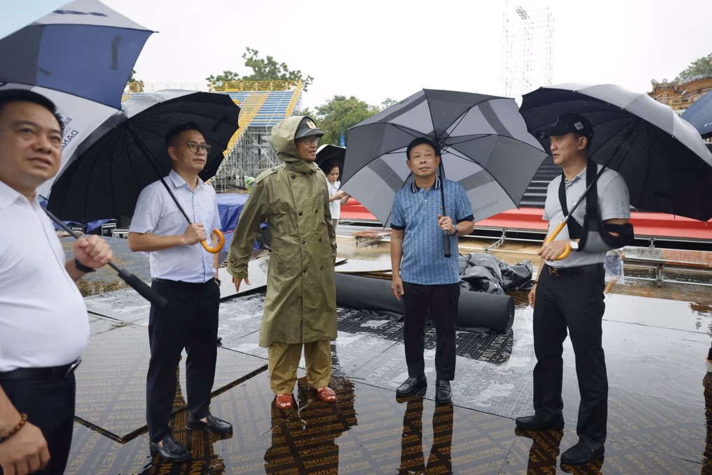 Kiểm tra sân khấu Ban tổ chức kiểm tra sân khấu trong bối cảnh mưa lớn