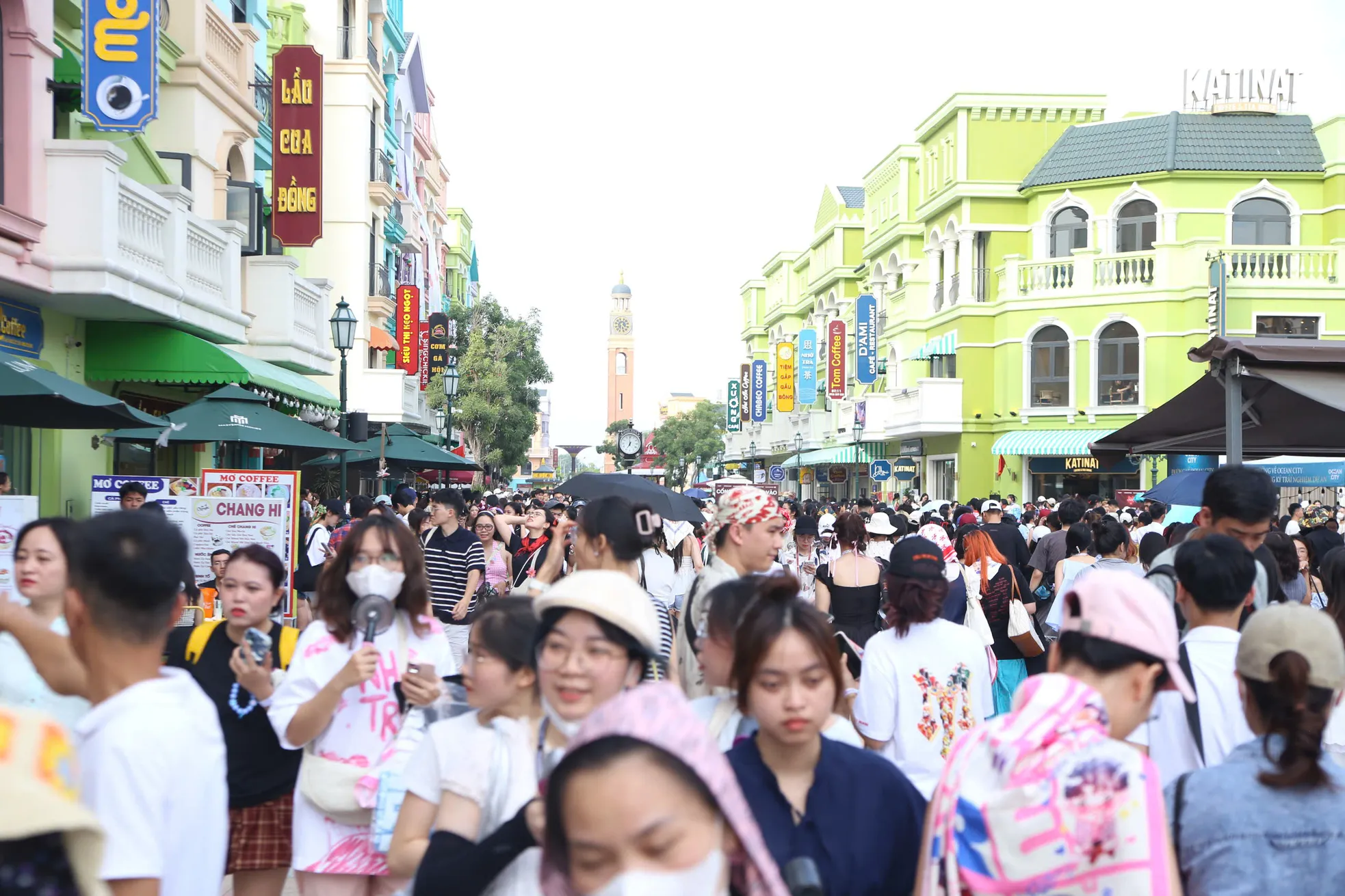 Khán giả xếp hàng chờ đổi vé