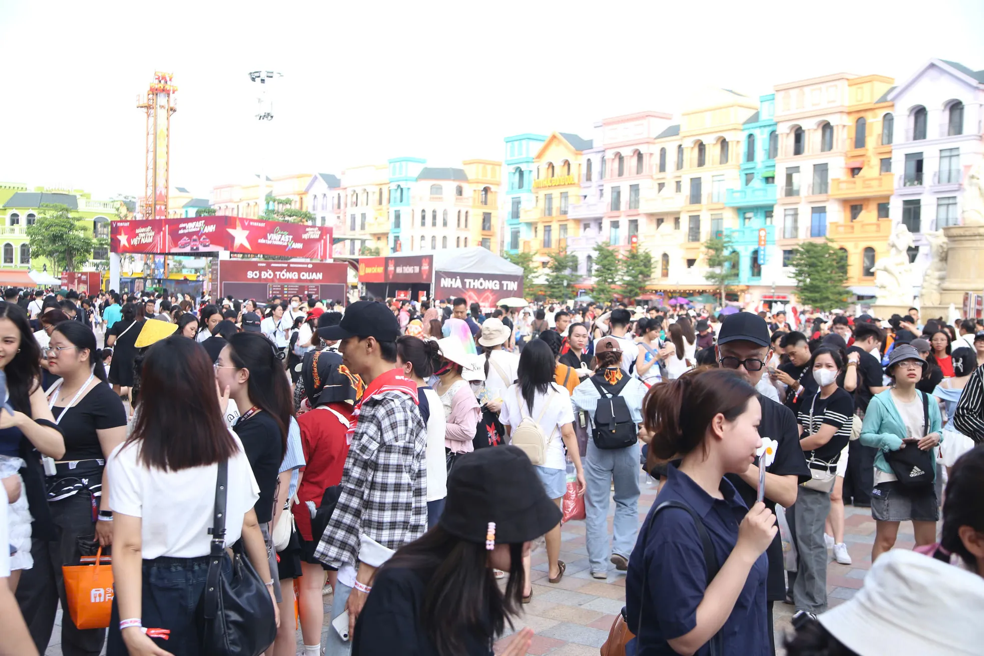 Biển người đổ về Hưng Yên