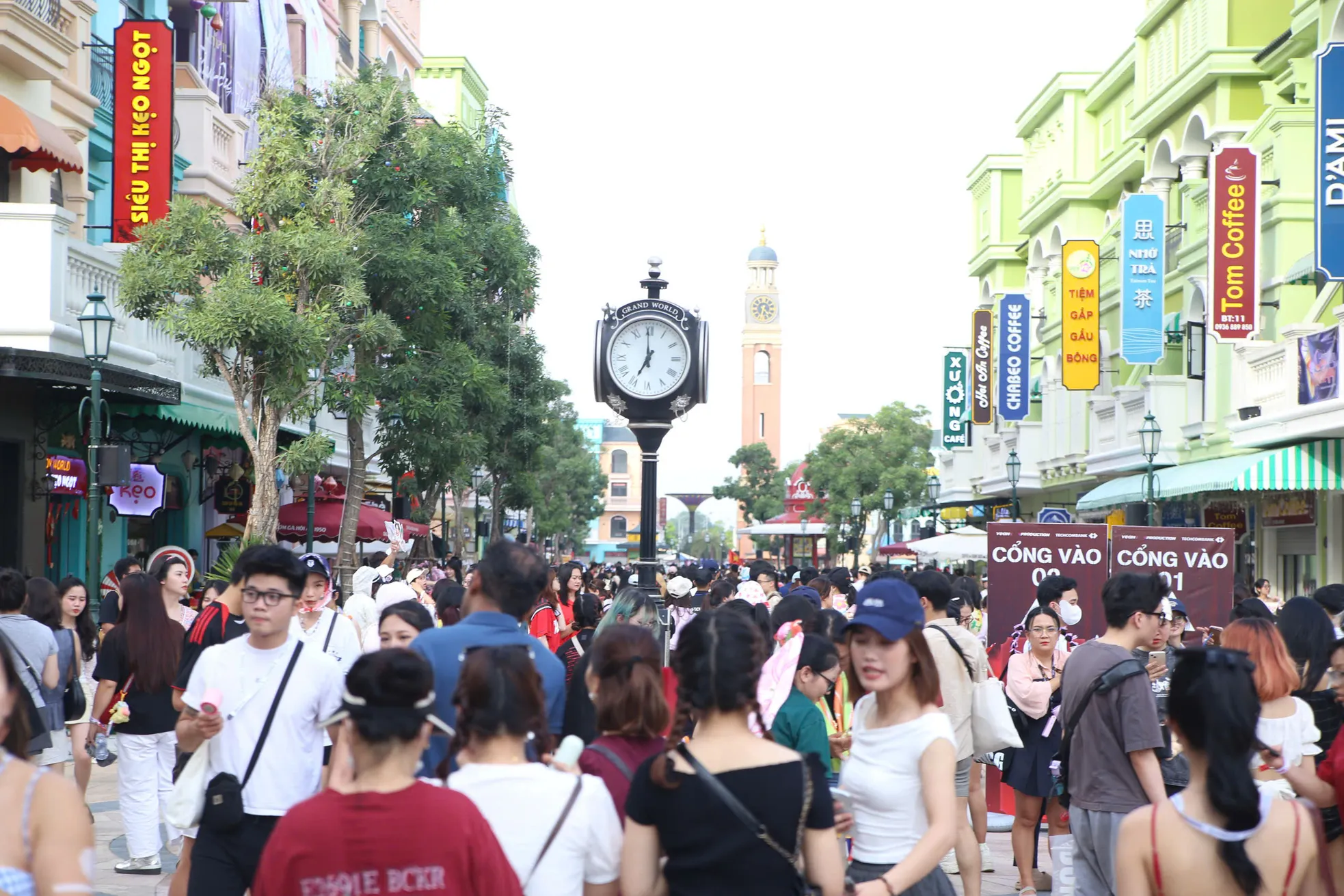 Khán giả di chuyển đến sân khấu