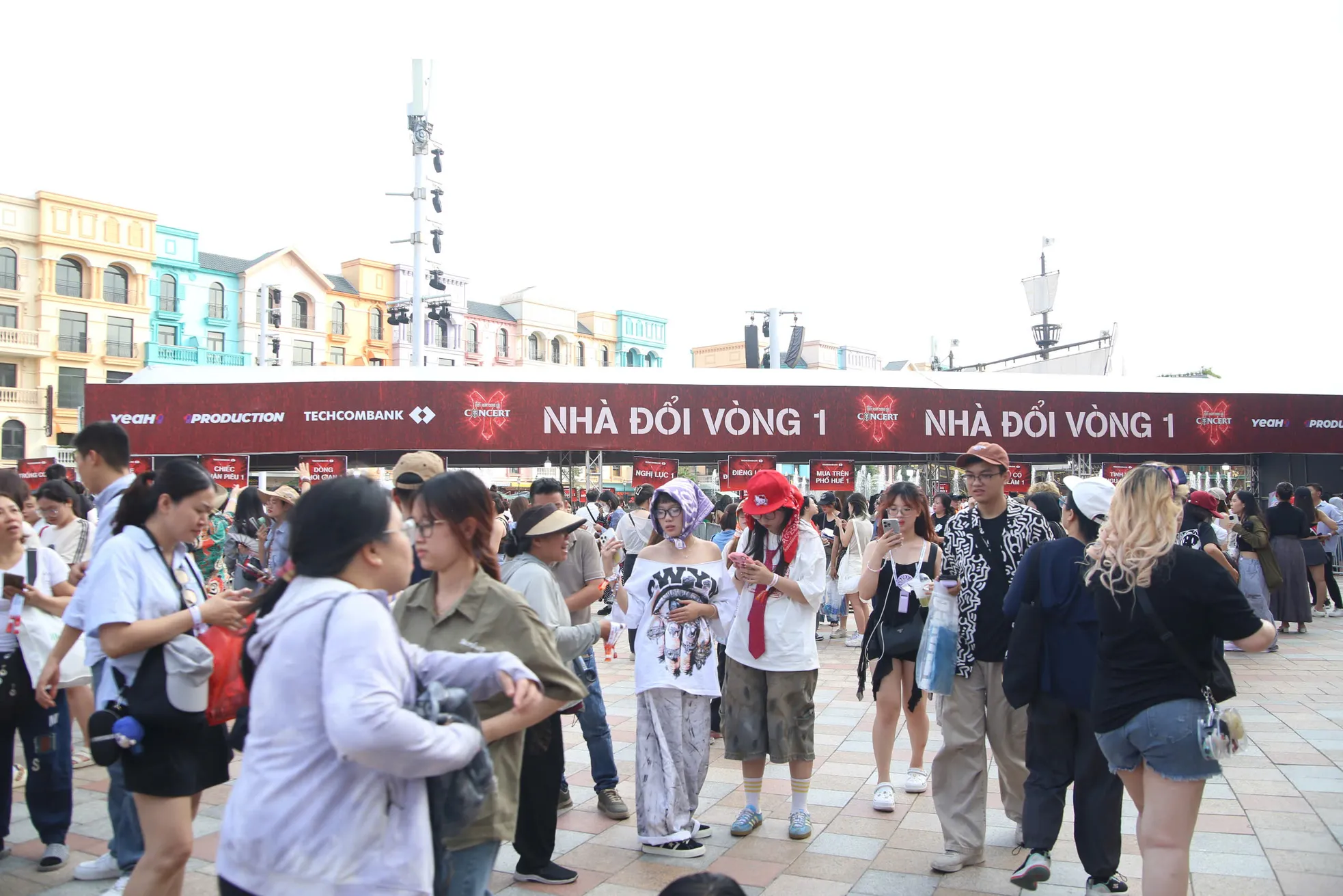 Khán giả chờ vào sân khấu