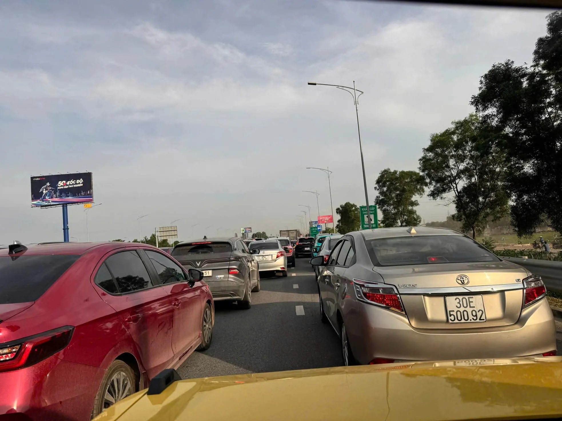 Tình trạng kẹt xe trên đường đến Hưng Yên