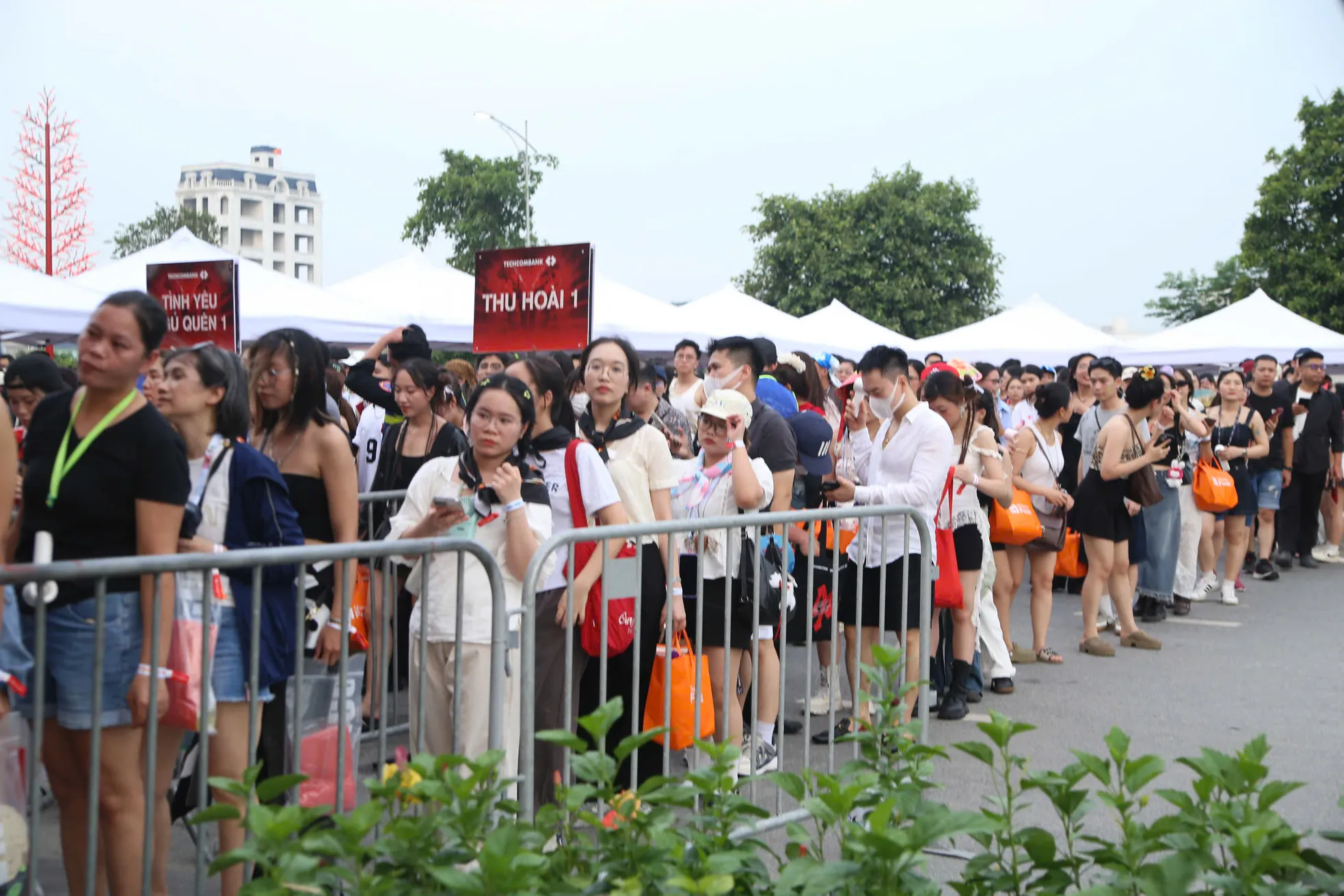 Khán giả chờ vào sân khấu