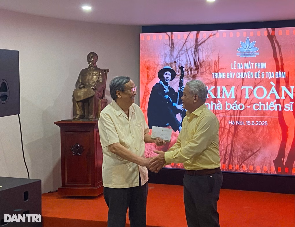 Nhà báo Nguyễn Sĩ Đại trao bản phim Nhà báo Nguyễn Sĩ Đại trao bản chính thức của bộ phim cho Bảo tàng Báo chí Việt Nam