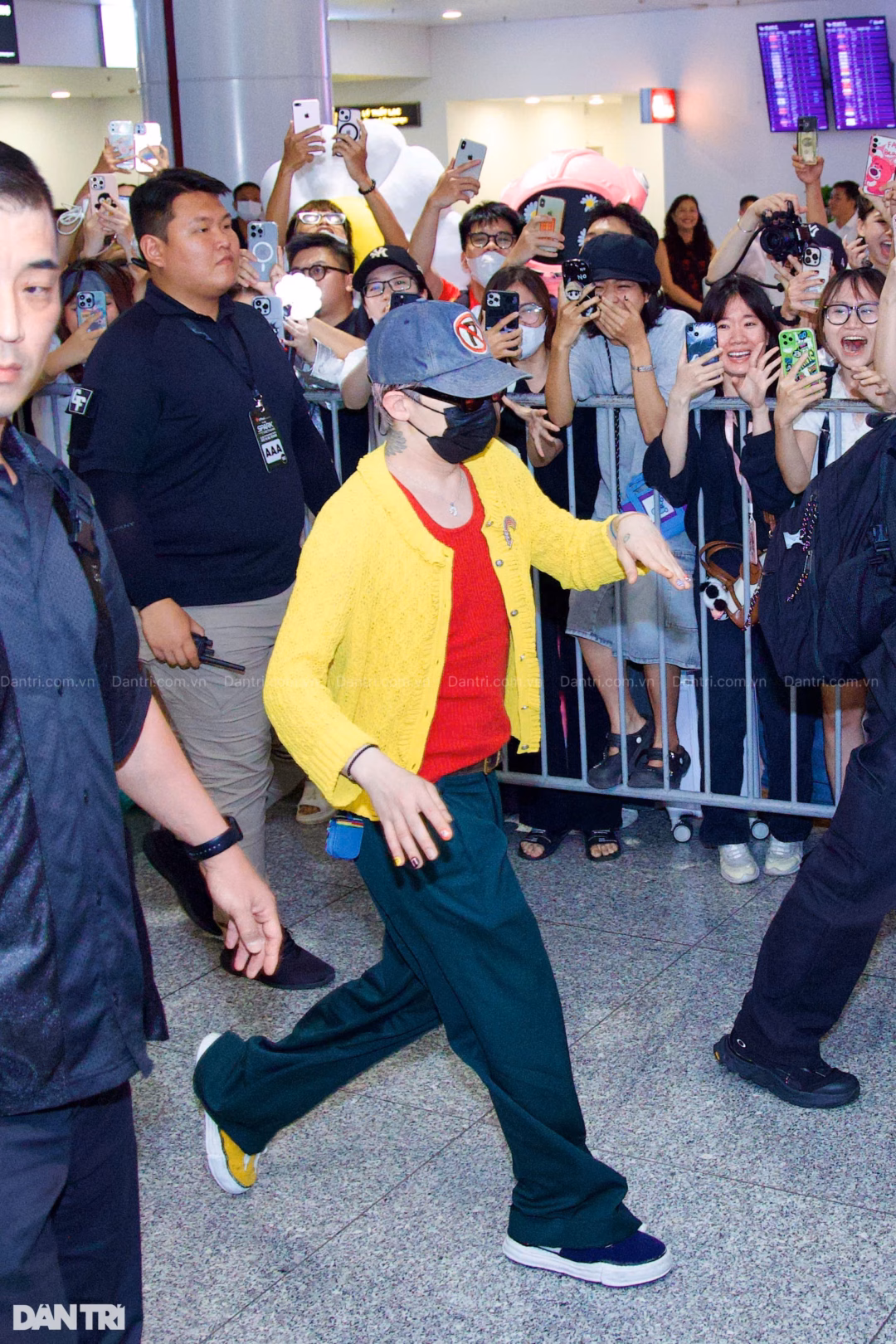 G-Dragon tại sân bay Nội Bài G-Dragon tại sân bay Nội Bài
