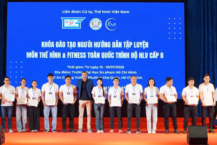 170 HLV tập trung học cách dẫn dắt tập thể hình và fitness ở TP HCM Các học viên được trao bằng chứng nhận hoàn thành khóa học