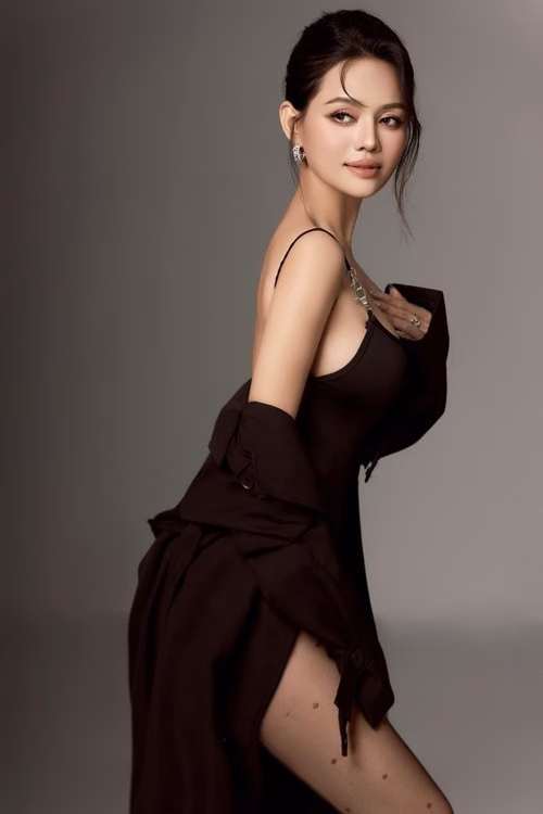 40 tuổi, Hiền Trang vẫn trẻ trung rạng rỡ sau hai lần sinh con Nhiều năm qua, nữ diễn viên phim Cổng mặt trời vừa đóng phim vừa ca hát. Ảnh: FB Hiền Trang.