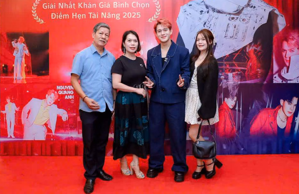 Quang Anh cùng bố mẹ và em gái tại sự kiện