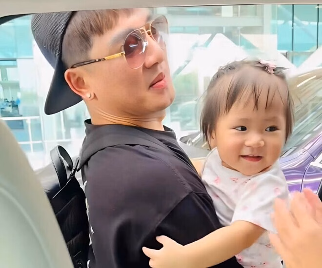 Châu Khải Phong đi công tác, con gái khóc nh ví như mất mẹ Kỳ Kỳ được nhận xét là bản sao của bố Châu Khải Phong.