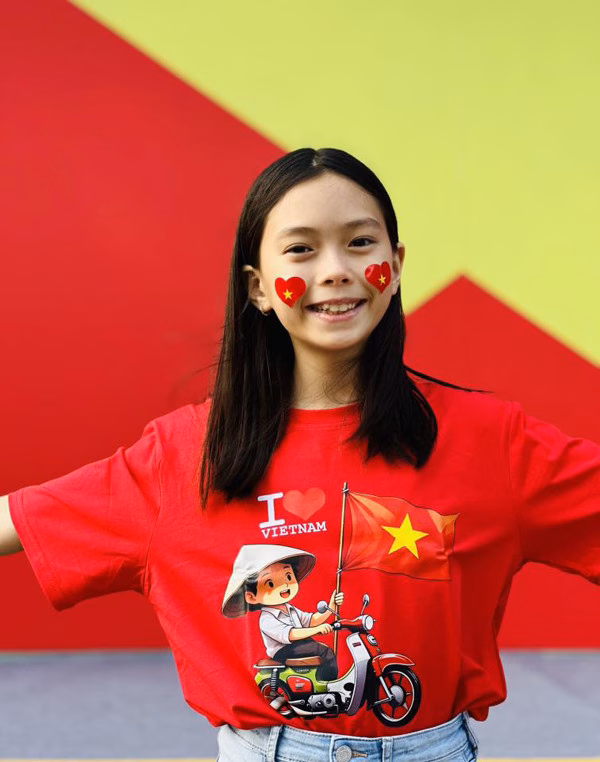 Con gái diễn viên Đoan Trang, Hồng Nhung được ‘ghép đôi’ vì quá xứng đôi, Mạc Văn Khoa lộ diện sau ‘bản mặt xấu toàn tập’ Ngoài chăm sóc sắc vóc, ca sĩ Đoan Trang và chồng còn đầu tư cho con học hành chỉn chu và bé Sol hoàn toàn đáp ứng những kỳ vọng của bố mẹ.