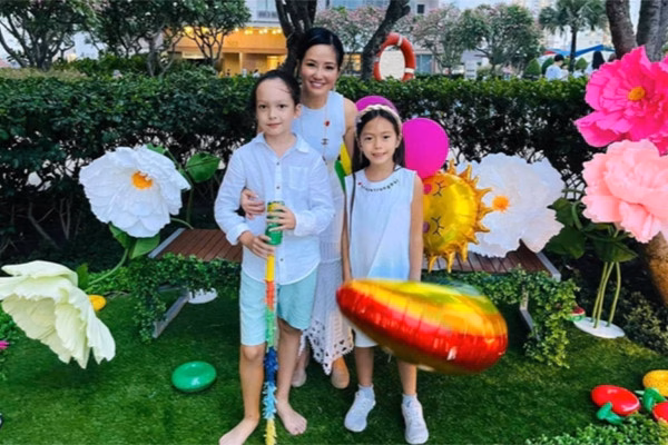 Con gái diễn viên Đoan Trang, Hồng Nhung được ‘ghép đôi’ vì quá xứng đôi, Mạc Văn Khoa lộ diện sau ‘bản mặt xấu toàn tập’ Với những ai yêu mến Hồng Nhung và Đoan Trang sẽ thấy rõ gia đình 2 bên nữ ca sĩ rất thân thiết. Trong hình ảnh này, cách đây nhiều năm, bé Sol đã đến chúc mừng sinh nhật bé Tôm. Chính vì vậy fan tích cực "đẩy thuyền" cho 2 bé.
