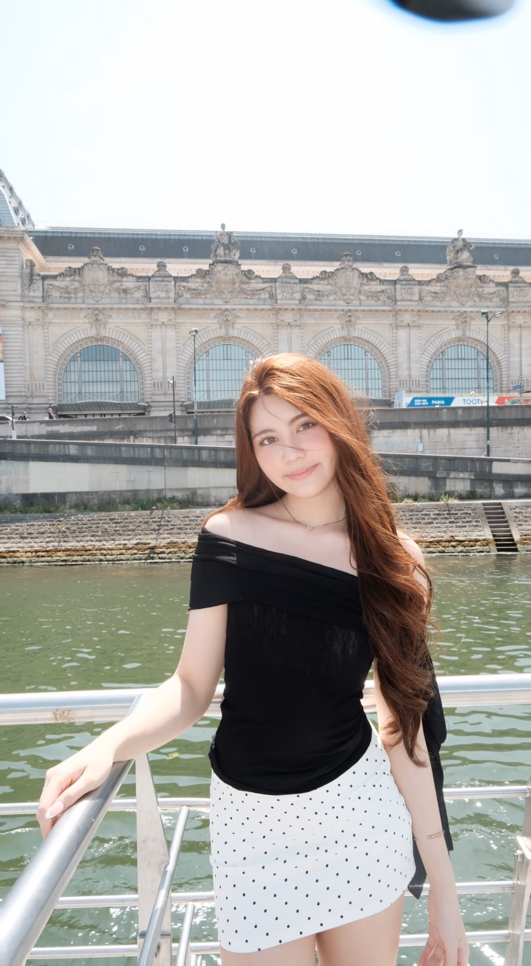 Con gái MC Quyền Linh bị chỉ trích vì hình ảnh mắt mày đậm, phản ứng bất ngờ của netizen Hạt Dẻ là con gái út trong gia đình MC Quyền Linh và doanh nhân Dạ Thảo.