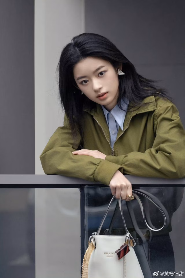 Diễn viên Điền Điềm bị phát hiện đeo hàng giả, gia đình vướng cáo buộc tham nhũng Prada vừa công bố bộ ảnh kết hợp cùng Hoàng Dương Điền Điềm vào đầu tháng 3 năm nay, chỉ 2 tháng sau đó ngôi sao đang lên lập tức "dính phốt".