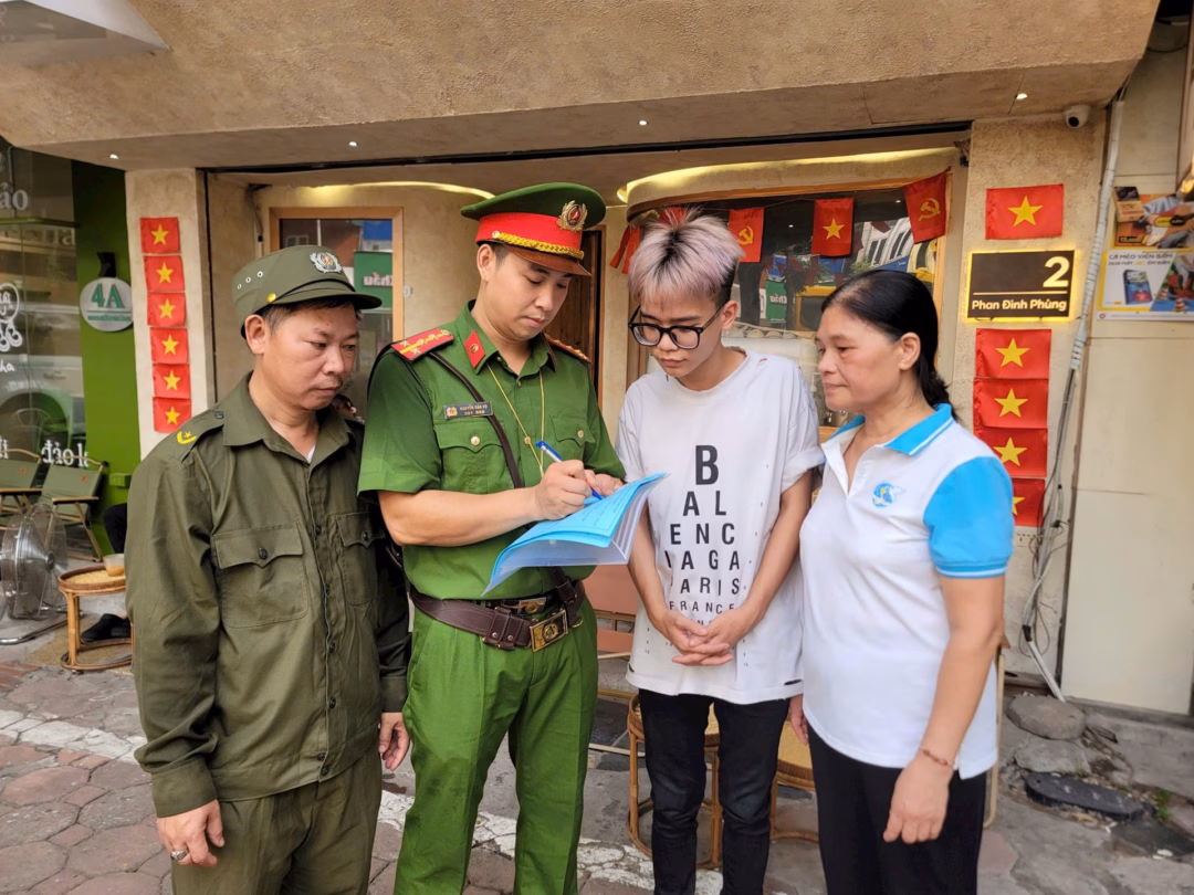 Hà Nội triển khai nhà vệ sinh miễn phí cho du khách Lực lượng chức năng phường Ba Đình tuyên truyền cho các hộ kinh doanh ký cam kết giữ gìn vệ sinh môi trường. Ảnh: MH