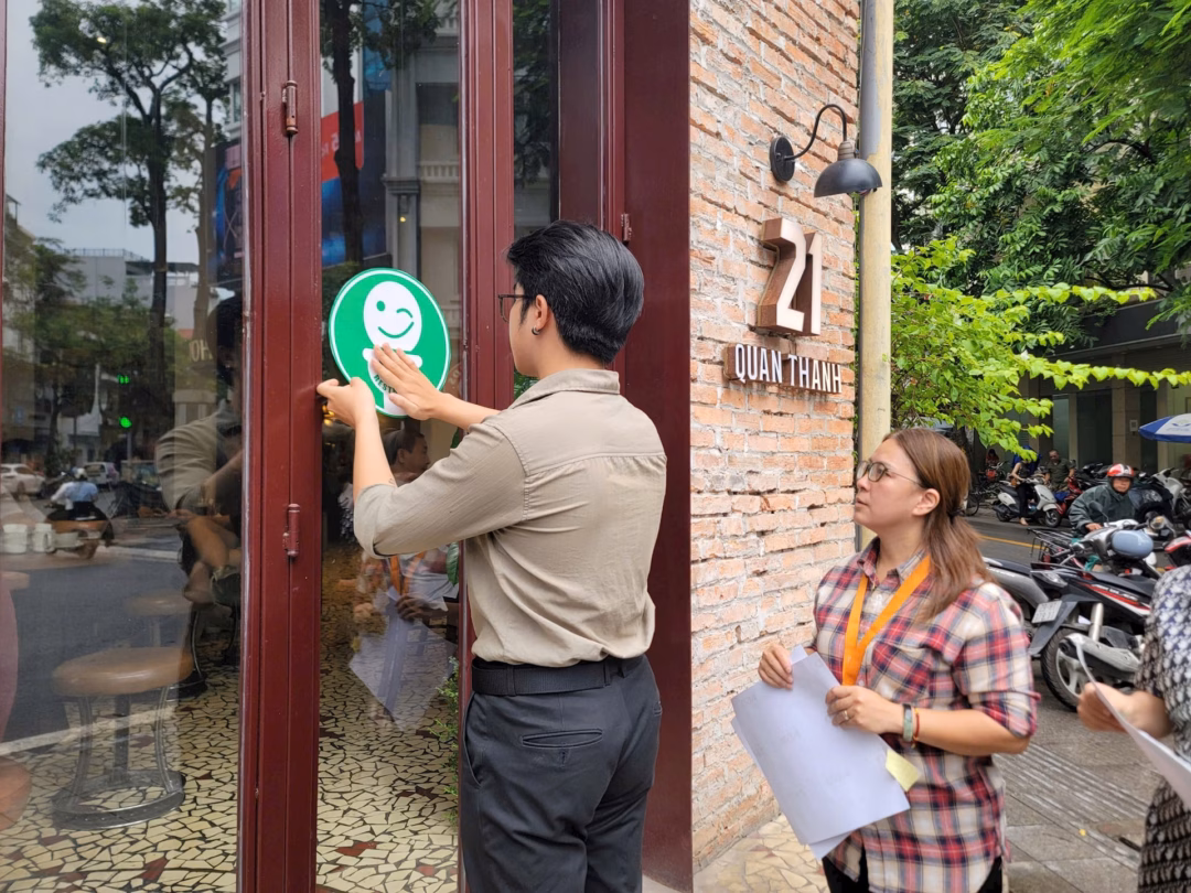 Hà Nội triển khai nhà vệ sinh miễn phí cho du khách Một cơ sở kinh doanh dịch vụ đăng ký tham gia mô hình "Free Restroom” phục vụ du khách dịp lễ kỷ niệm sắp tới. Ảnh: MH