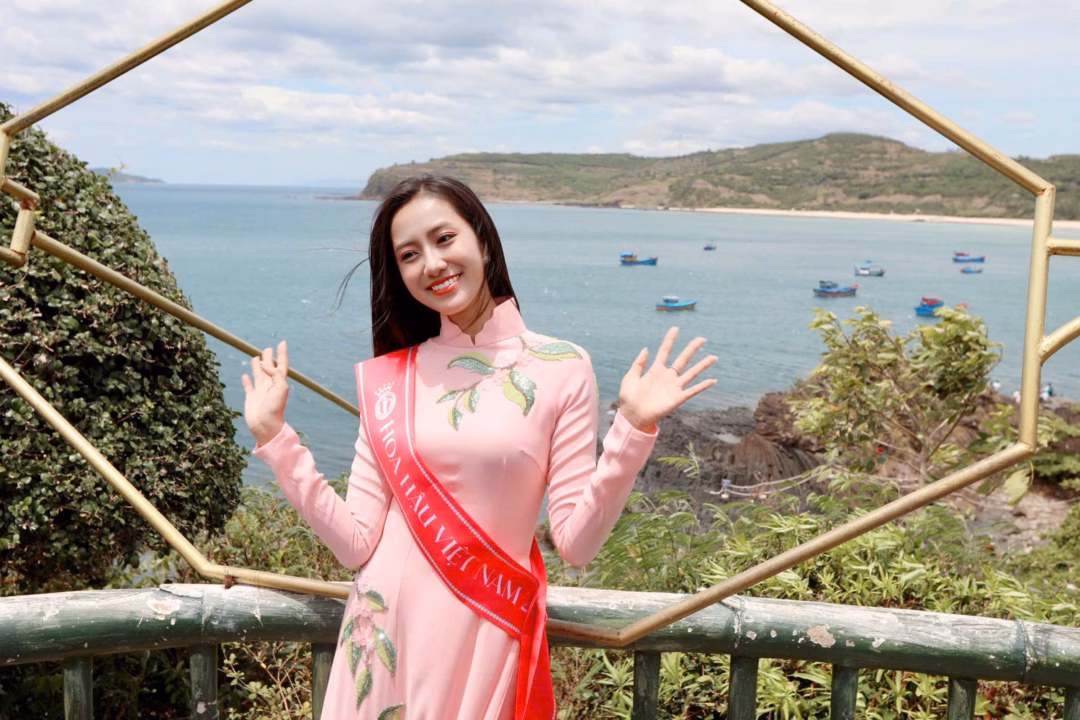 Hoa hậu Hà Trúc Linh gây ấn tượng với áo dài tại Đà Nẵng Trúc Linh ghi lại những khoảnh khắc ấn tượng ở Ghềnh Đá Đĩa.
