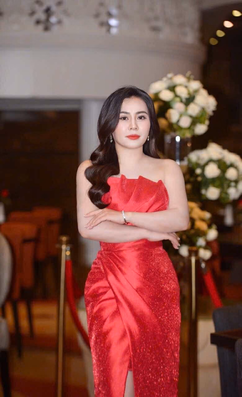 Hoa hậu Phan Kim Oanh: Hành trình từ người đẹp đến nhà tổ chức cuộc thi nhan sắc trí tuệ Dàn hoa hậu và nghệ sĩ chúc mừng Phan Kim Oanh "lên chức"