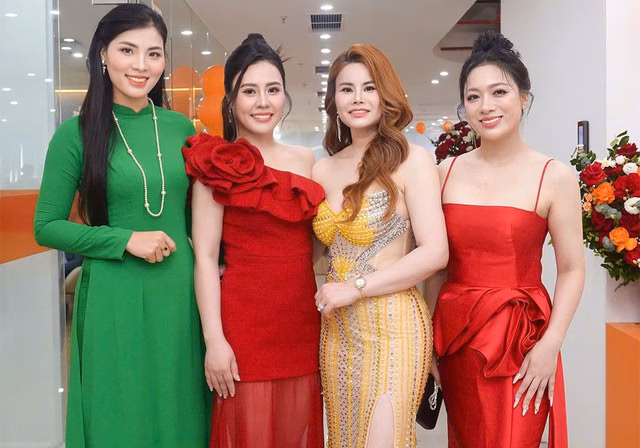 Phan Kim Oanh bên cạnh các Hoa hậu, Á hậu quý bà.