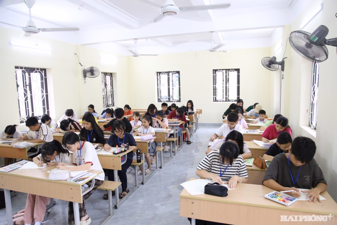 Hội thi vẽ tranh tìm kiếm “Họa sĩ tương lai” năm 2 Hội thi thu hút nhiều học sinh đến từ các đơn vị đào tạo mỹ thuật của thành phố
