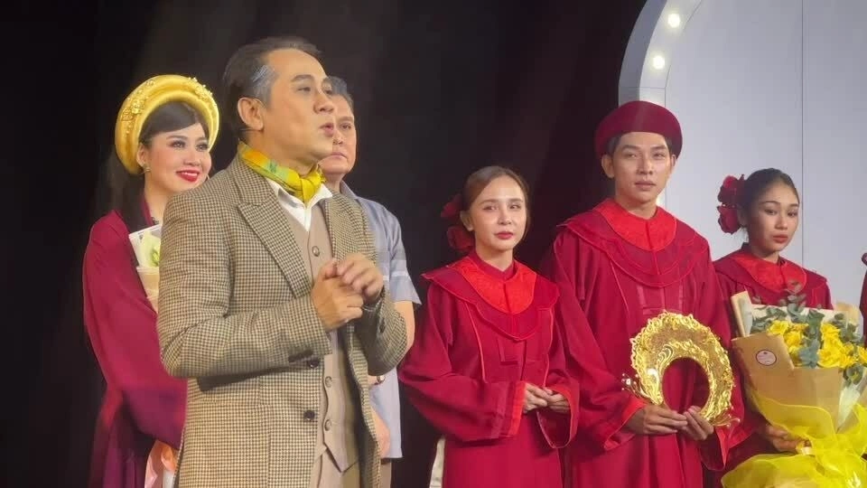 Hơn 40 năm đồng hành của Thành Lộc và Hữu Châu trên sân khấu kịch Việt Thành Lộc xúc động khi cùng Hữu Châu (áo xám) và dàn nghệ sĩ ra mắt sân khấu mới năm 2023. Video: Mai Nhật