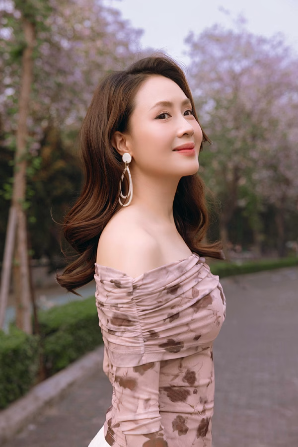 Hồng Diễm U40 vẫn trẻ trung, kín tiếng về comeback tại VFC sau 1 năm Ở tuổi trung niên nhưng Hồng Diễm không hề "lão hóa" mà thậm chí còn "hack tuổi" căng tràn sức sống khi diện chiếc áo hở vai thon gợi cảm.