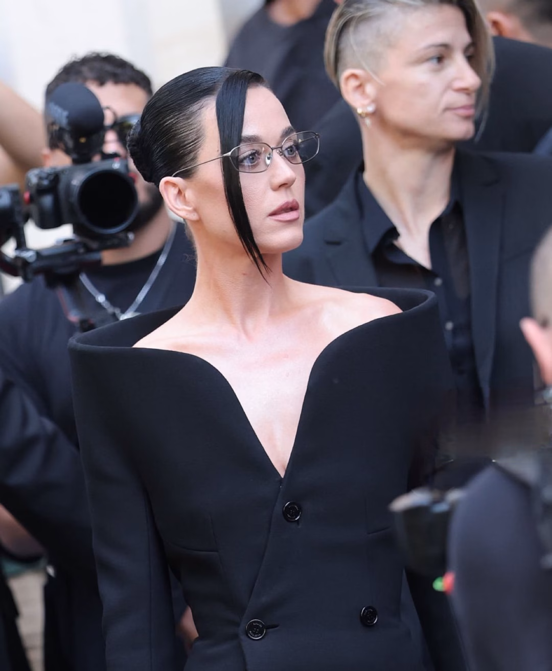Cardi B diện váy xuyên thấu màu đen trên sàn diễn Cardi B diện váy xuyên thấu màu đen trên sàn diễn