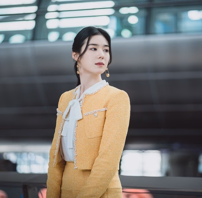 Jung Eun Chae khiến fans phát sốt với nhan sắc đỉnh cao tại Lễ trao giải Rồng Xanh Những thiết kế cúp ngực, trễ vai thường xuyên được Jung Eun Chae lựa chọn đồng hành tại các sự kiện, thảm đỏ để tôn lên phần vai mảnh mai của nữ diễn viên.