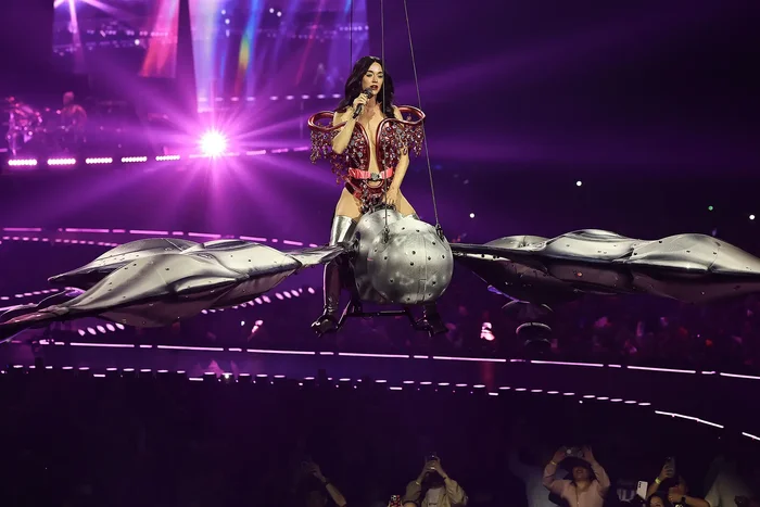 Katy Perry ngã từ trên không trong lúc biểu diễn