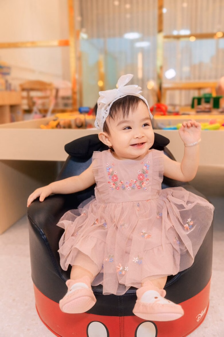 Kha Ly và Thanh Duy hạnh phúc bên con gái nhỏ sau 8 năm tìm kiếm Được chăm chút kỹ lưỡng, Lita càng lớn càng đốn tim người xem.