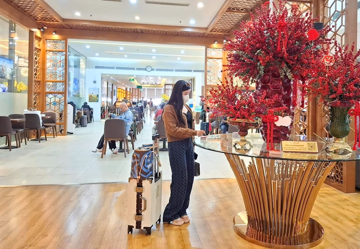Kinh doanh ăn uống, dịch vụ phòng chờ ở sân bay lãi lớn Khi sân bay tấp nập, các hãng bán trà sữa, dịch vụ phòng chờ báo lãi lớn - Ảnh 2.