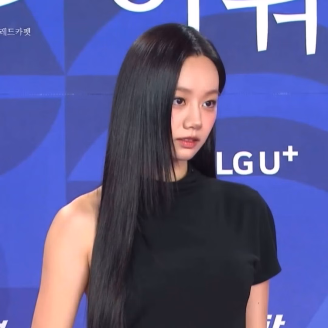 Soi cận cảnh cũng không thấy Hyeri có bất cứ khuyết điểm nhan sắc nào.