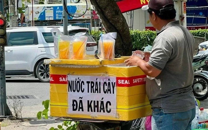 Màn kiss cam của CEO và cấp dưới biến thành biểu tượng meme toàn cầu Màn 'kiss cam' của CEO ngoại tình thành trò đùa toàn cầu, cả BLACKPINK cũng 'cà khịa' - Ảnh 3.