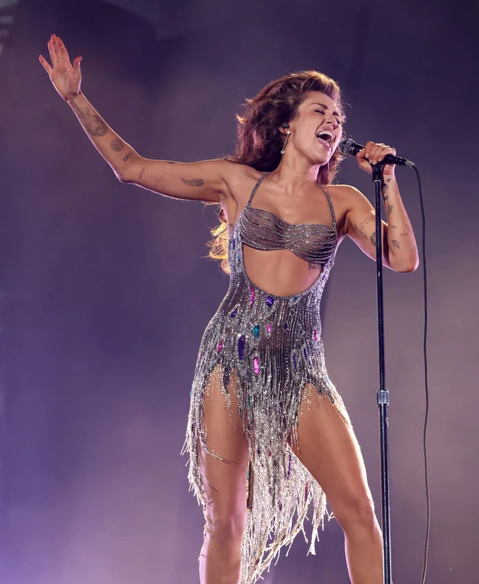 Miley Cyrus: Lưu diễn quá sức, tôi chọn sống tỉnh táo