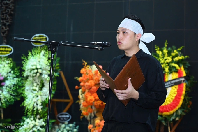 Nghệ sĩ Lê Thiết Cương qua đời ở tuổi 46 sau thời gian chống chọi với ung thư Nguyên Nhật - con trai cả họa sĩ. Ảnh: Giang Huy