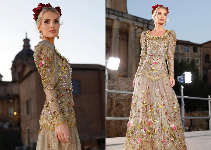 Người mẫu Kitty Spencer: Nhan sắc quý tộc và phong cách hoàng gia của cháu gái Công nương Diana Cũng tại show diễn của Dolce & Gabbana ngày 15-7, Kitty Spencer xuất hiện như một nàng công chúa cổ tích. Thiết kế tay dài bằng vải tuyn ánh kim, thêu hoa lá cầu kỳ kết hợp đính đá, ngọc trai và pha lê tinh xảo, tôn lên vẻ đẹp kiêu sa và phong thái vương giả của cô trong khung cảnh cổ kính của thành Rome - Ảnh: IGNV