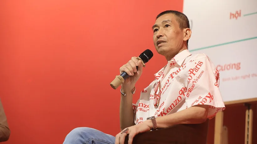 Nhớ người đa tài Lê Thiết Cương – Thêm hương vị độc đáo cho văn hóa Việt Họa sĩ Lê Thiết Cương tại buổi ra mắt sách “Trò chuyện với hội họa”. (Ảnh: Ban tổ chức cung cấp)